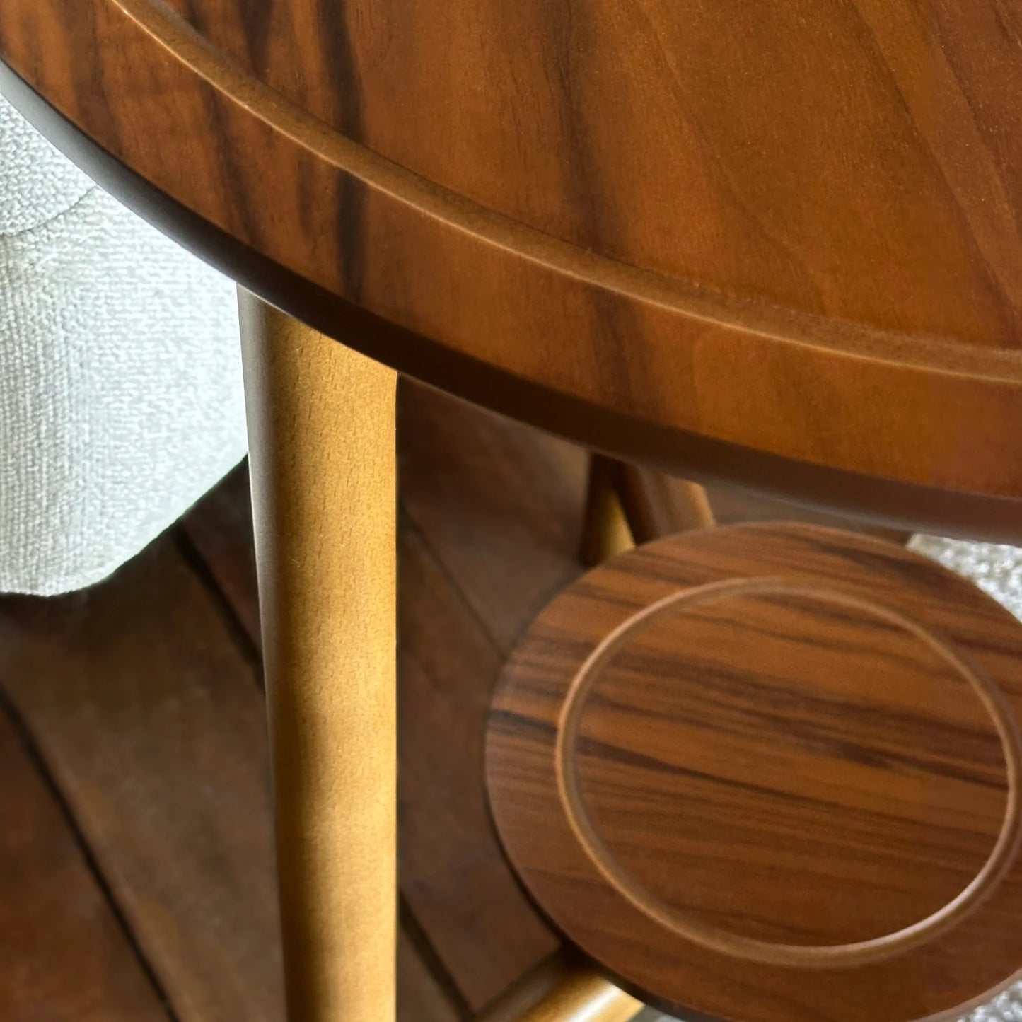 Addis koleksiyonu - Ceviz tablalı, ceviz raflı, ceviz ayaklı yuvarlak yan sehpa