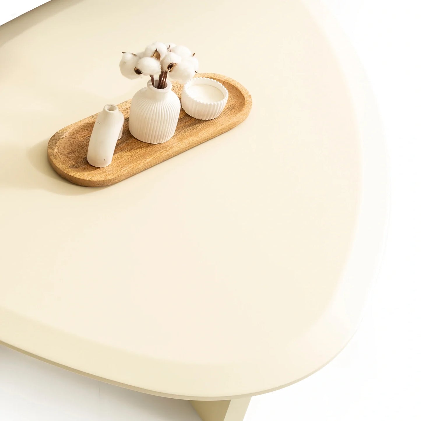 Amora koleksiyonu - İnci beyazı mdf tabla ve ayaklı üçgen 30 cm orta sehpa