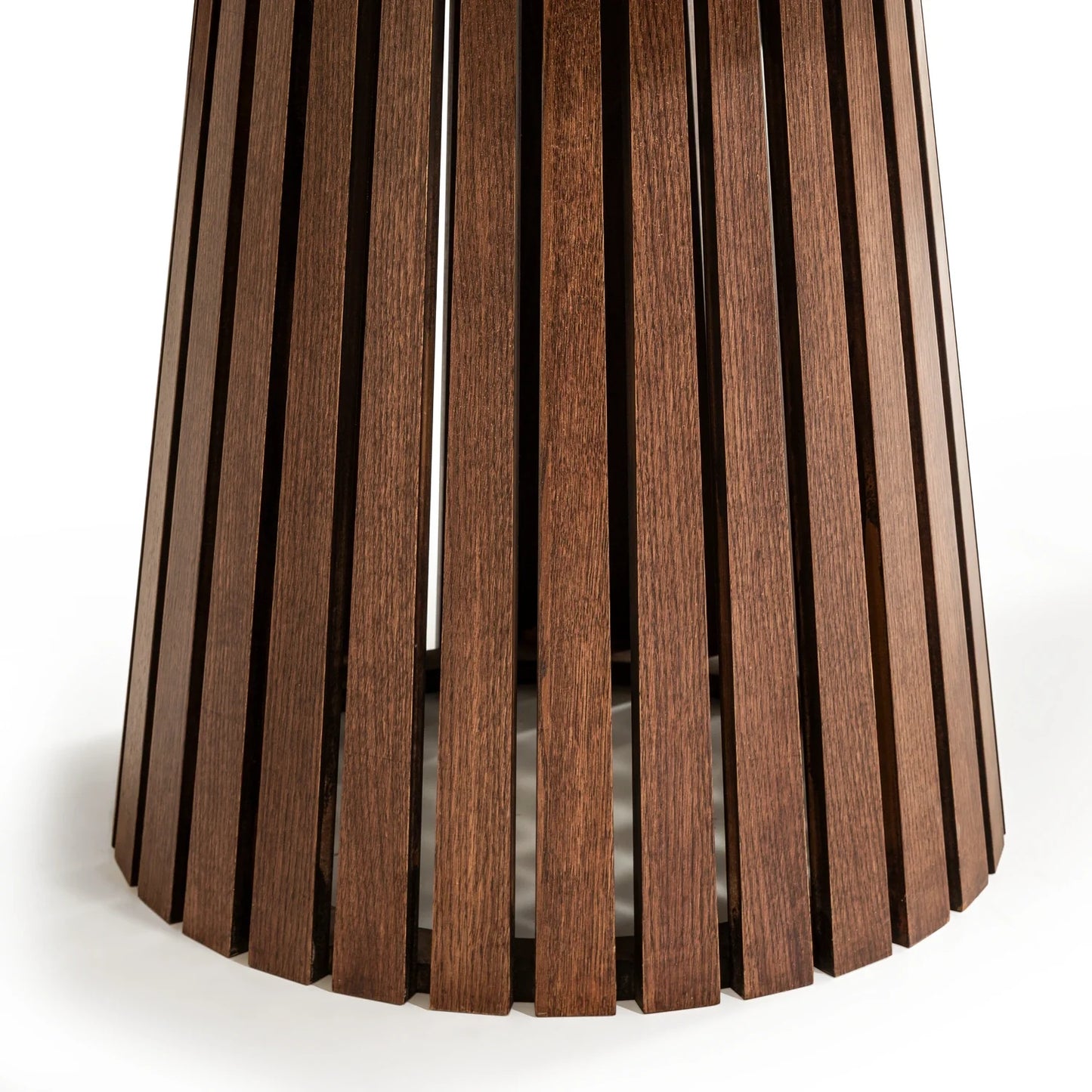 Focus koleksiyonu - Kahverengi meşe tabla ve ayaklı yuvarlak yemek masası