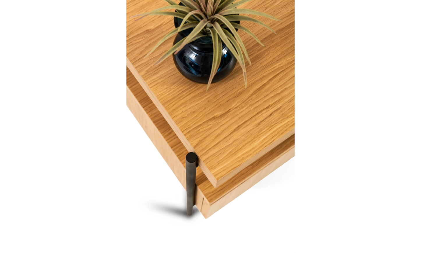 Harmonia koleksiyonu - Meşe tablalı, meşe çekmeceli, siyah metal ayaklı TV sehpası