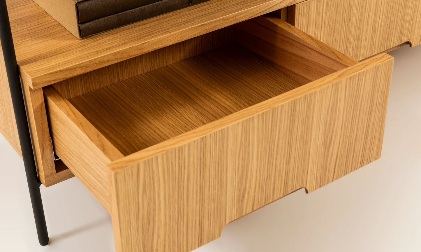 Harmonia koleksiyonu - Meşe tablalı, meşe çekmeceli, siyah metal ayaklı TV sehpası