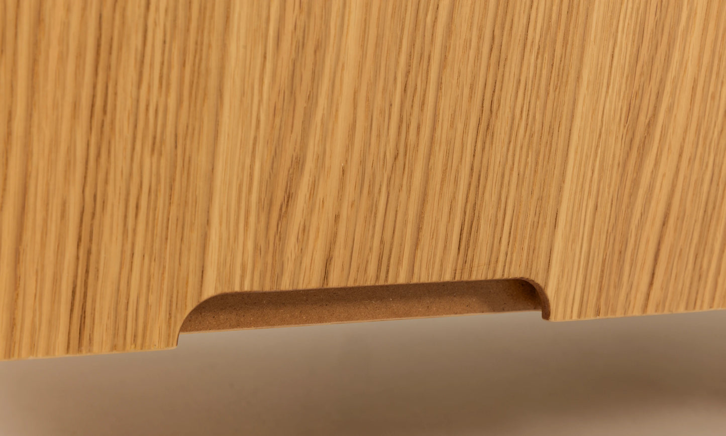 Harmonia koleksiyonu - Meşe tablalı, meşe çekmeceli, siyah metal ayaklı TV sehpası