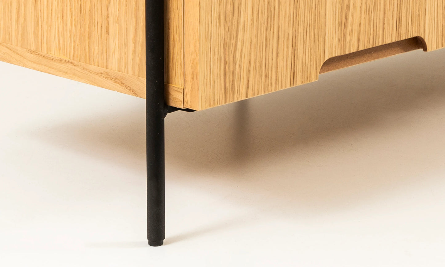 Harmonia koleksiyonu - Meşe tablalı, meşe çekmeceli, siyah metal ayaklı TV sehpası