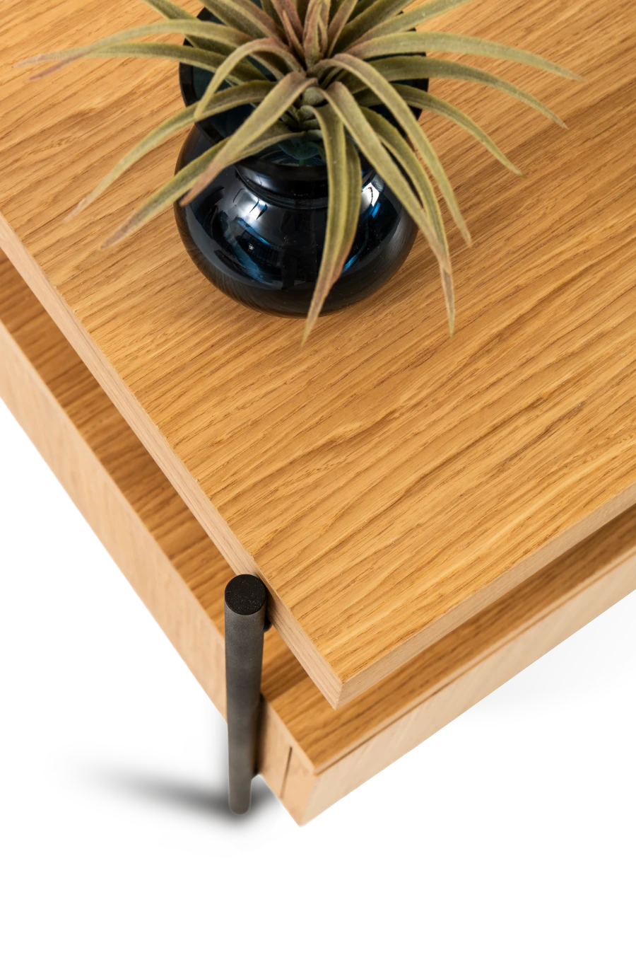 Harmonia koleksiyonu - Meşe tablalı, meşe çekmeceli, siyah metal ayaklı TV sehpası, üstten detay görünüm