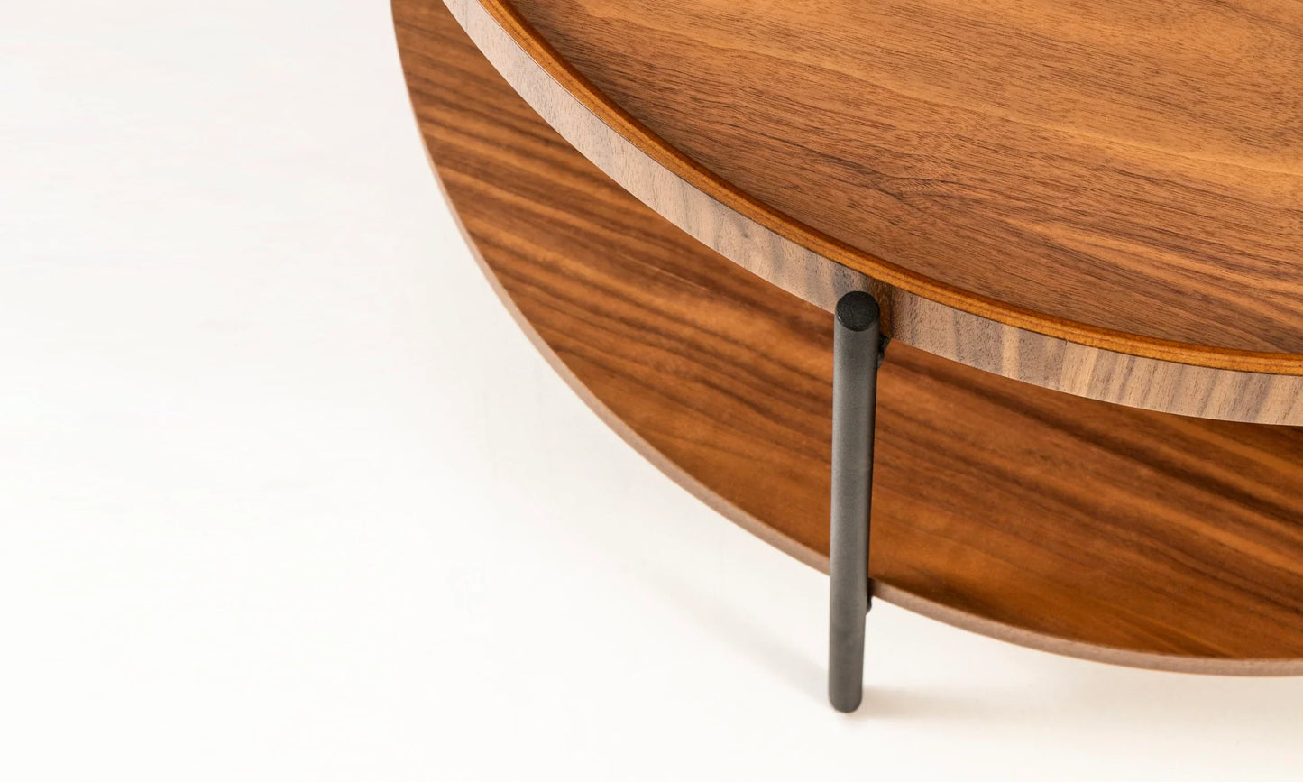 Harmonia koleksiyonu - Ceviz tablalı, ceviz raflı, siyah metal ayaklı, 100 cm yuvarlak orta sehpa