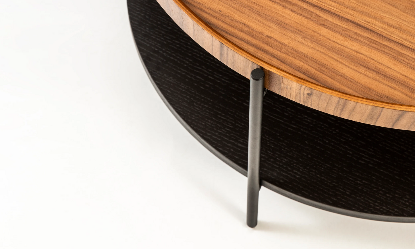 Harmonia koleksiyonu - Ceviz tablalı, siyah meşe raflı, siyah metal ayaklı yuvarlak orta sehpa