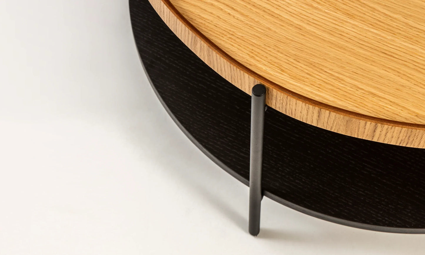 Harmonia koleksiyonu - Meşe tablalı, siyah meşe raflı, siyah metal ayaklı, 100 cm yuvarlak orta sehpa