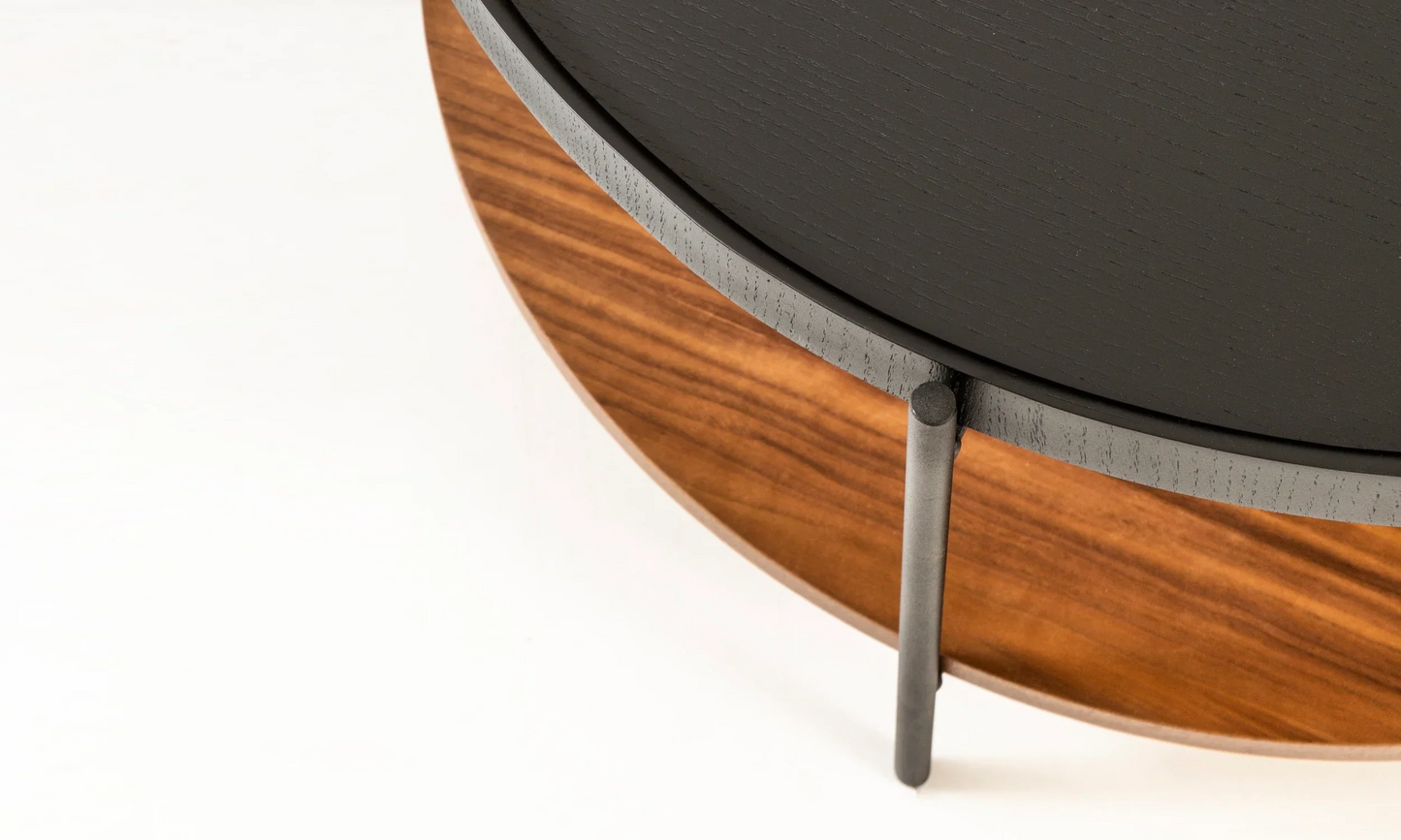 Harmonia koleksiyonu - Siyah meşe tablalı, ceviz raflı, siyah metal ayaklı, 100 cm yuvarlak orta sehpa