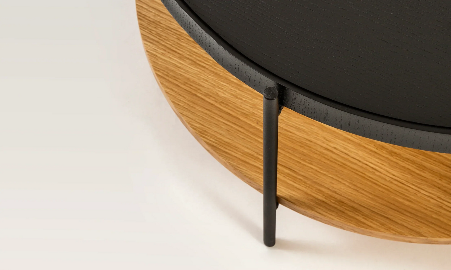 Harmonia koleksiyonu - Siyah meşe tablalı, meşe raflı, siyah metal ayaklı, 100 cm yuvarlak orta sehpa