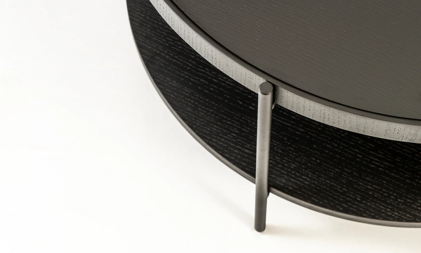 Harmonia koleksiyonu - Siyah meşe tablalı, siyah meşe raflı, siyah metal ayaklı, 60 cm yuvarlak orta sehpa