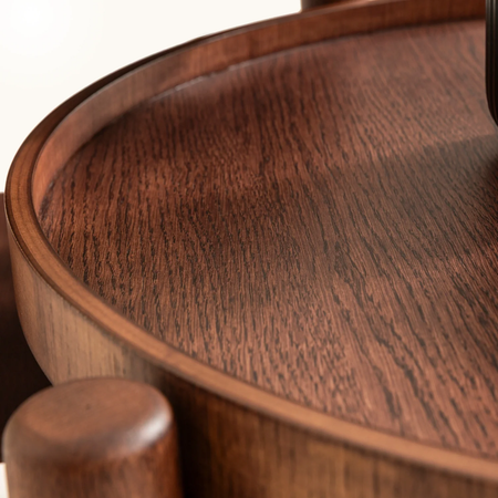 Lirya koleksiyonu - Kahverengi meşe tabla ve masif ayaklı yuvarlak raflı orta sehpa