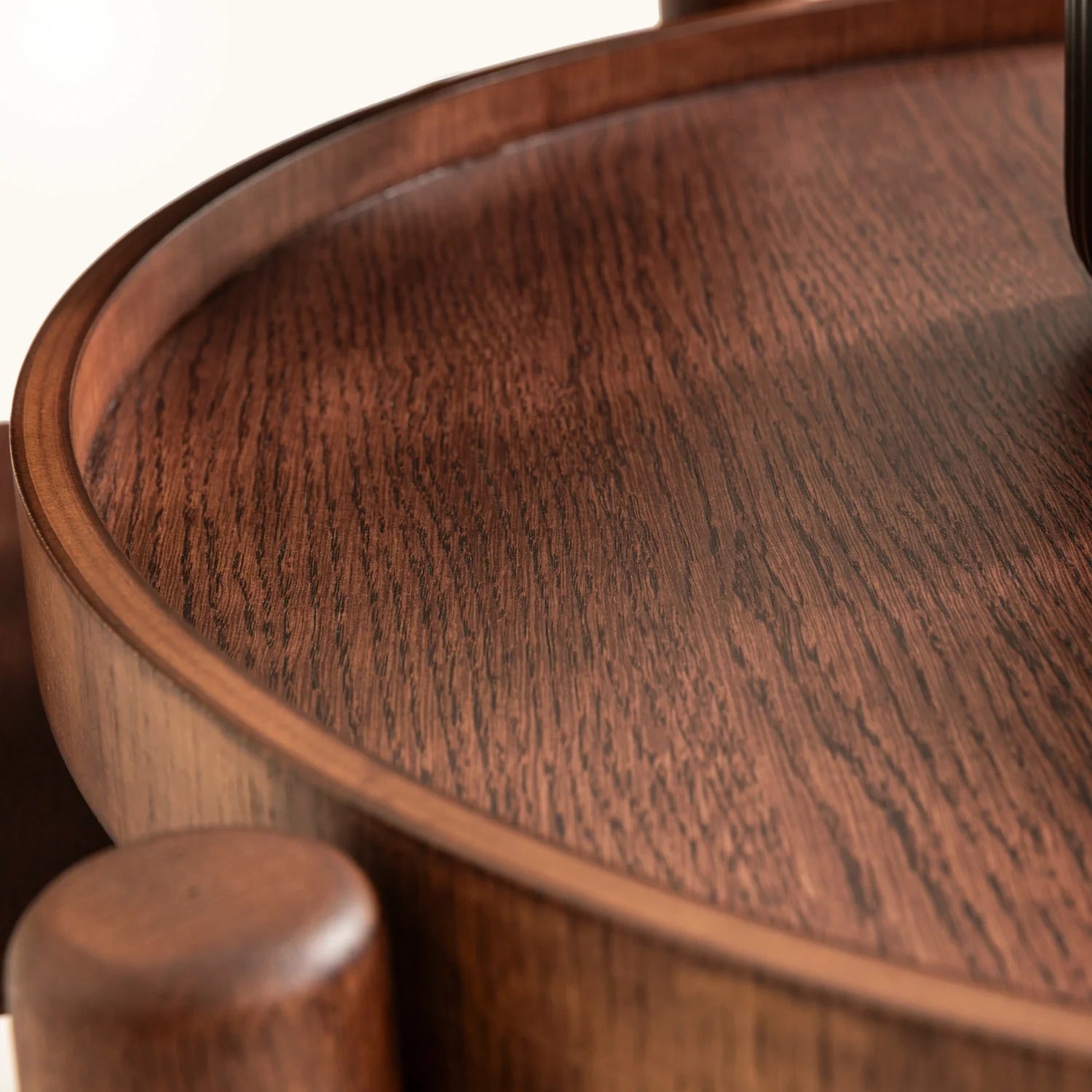 Lirya koleksiyonu - Kahverengi meşe tabla ve masif ayaklı yuvarlak raflı orta sehpa