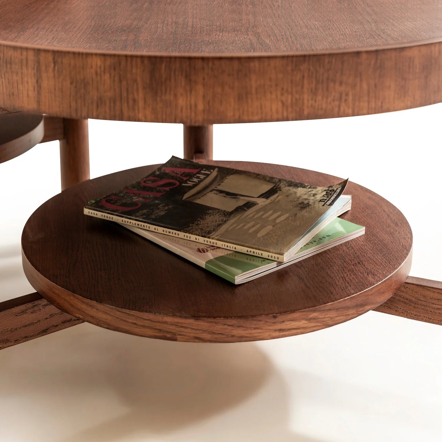 Lirya koleksiyonu - Kahverengi meşe tabla ve masif ayaklı yuvarlak raflı yan sehpa