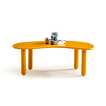 Lucea koleksiyonu - Hardal rengi boyalı mdf tabla ve ayaklı fasulye şeklinde orta sehpa