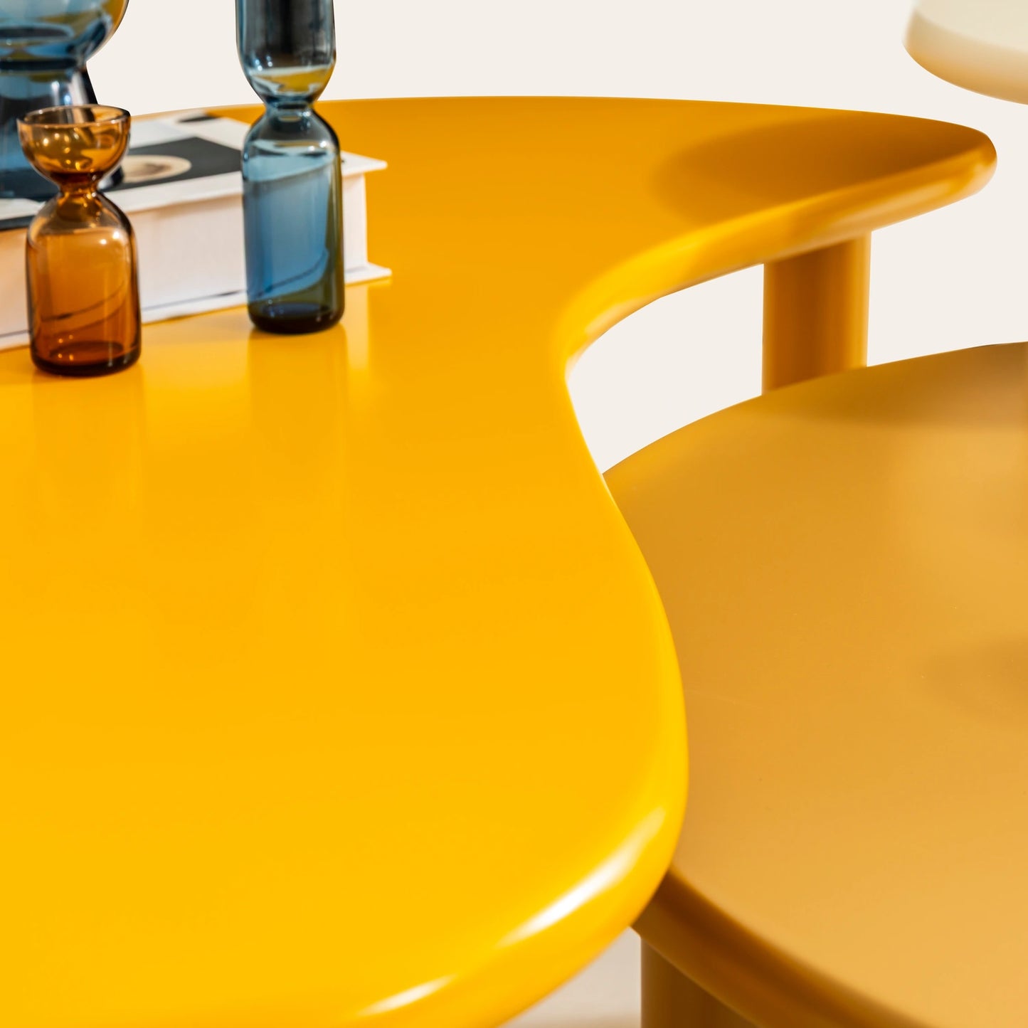 Lucea koleksiyonu - Hardal rengi boyalı mdf tabla ve ayaklı fasulye şeklinde orta sehpa