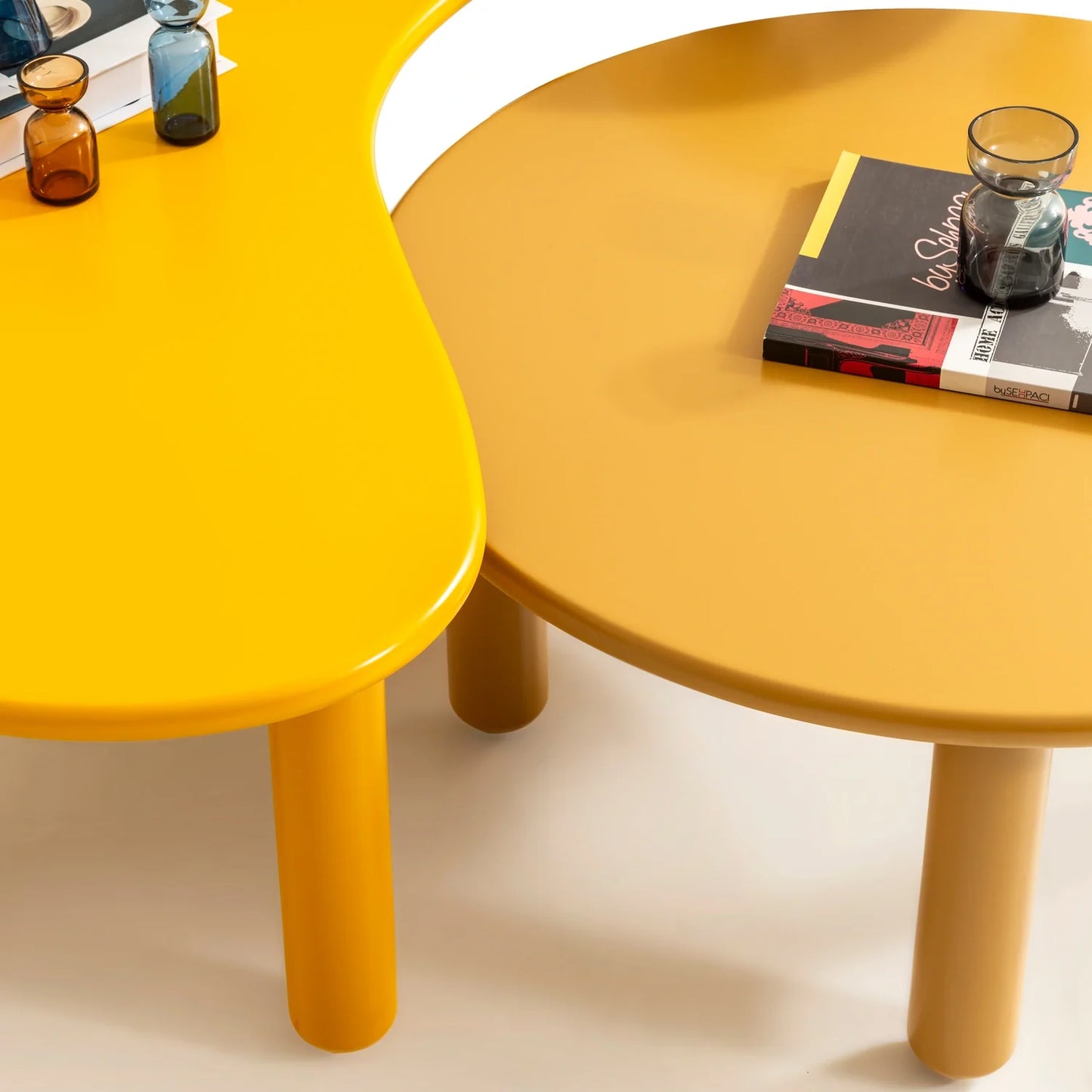 Lucea koleksiyonu - Tarçın rengi boyalı mdf tabla ve ayaklı yuvarlak orta sehpa