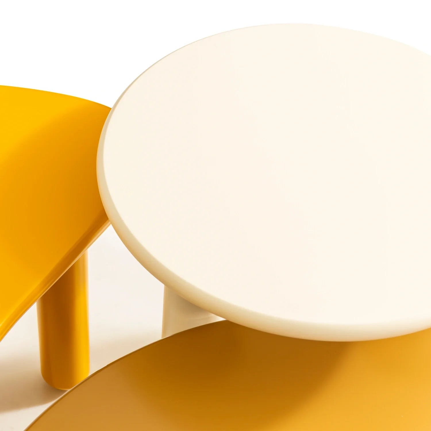 Lucea koleksiyonu - Bej rengi boyalı mdf tabla ve ayaklı yuvarlak yan sehpa