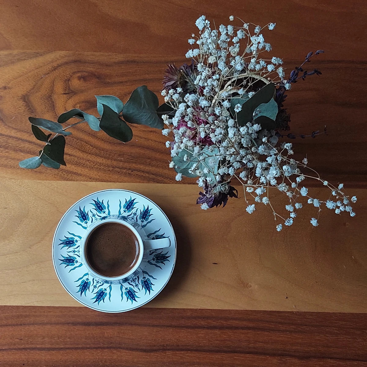 Üzerinde Türk kahvesi ve çiçek dekoru bulunan ve markamız Lagoma'yı yansıtan ahşap ürün