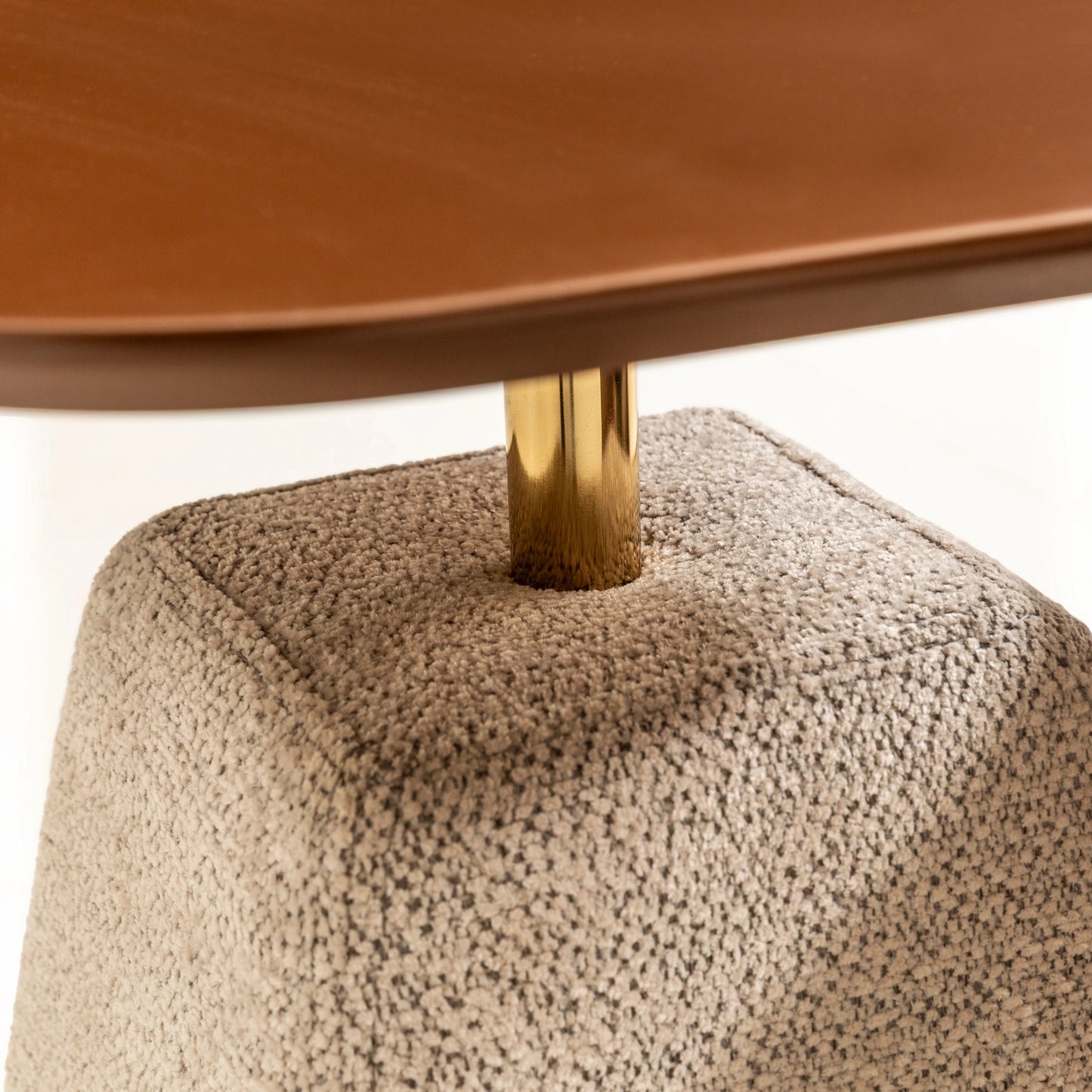 Menora koleksiyonu - Gloss mdf tablalı, kumaş kaplama mdf ayaklı ve demir borulu kare yan sehpa