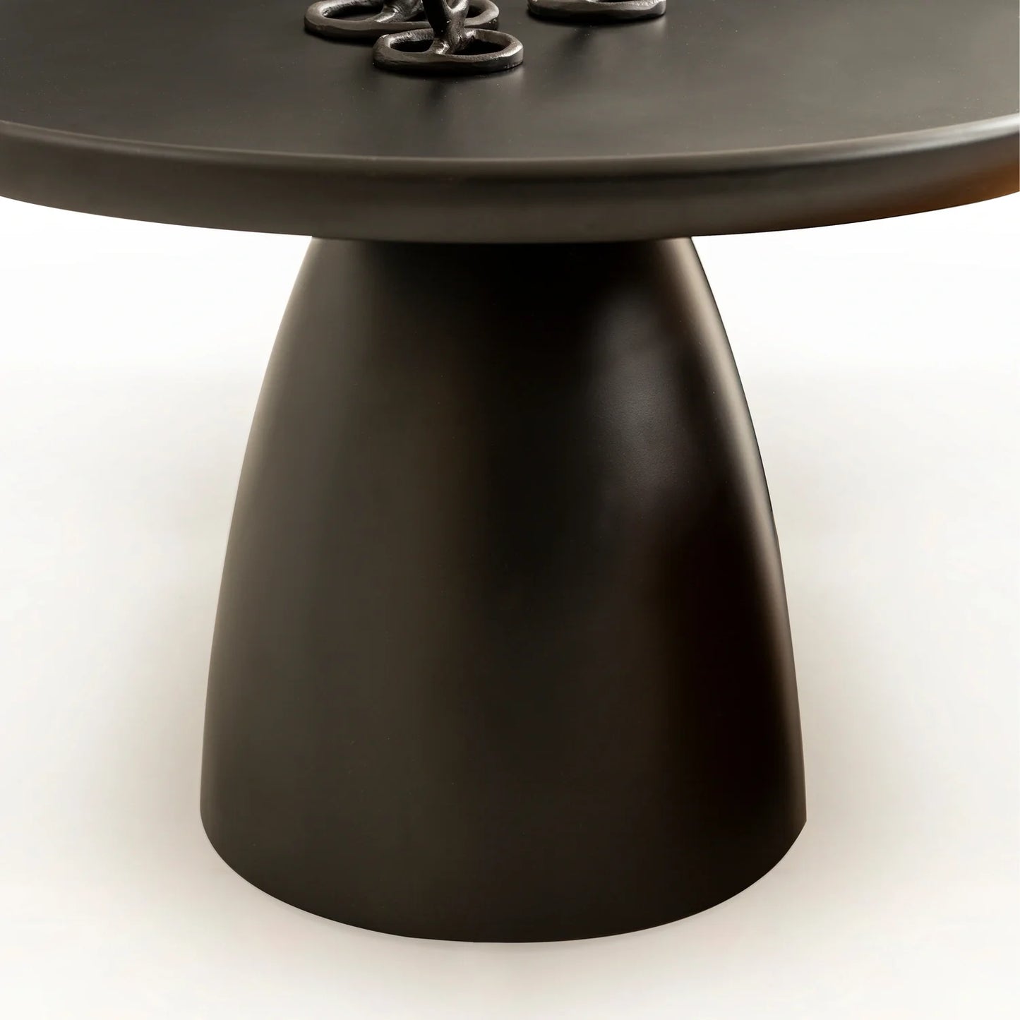 Moro koleksiyonu - Siyah boyalý mdf tabla ve polyester ayaklı yuvarlak yan sehpa