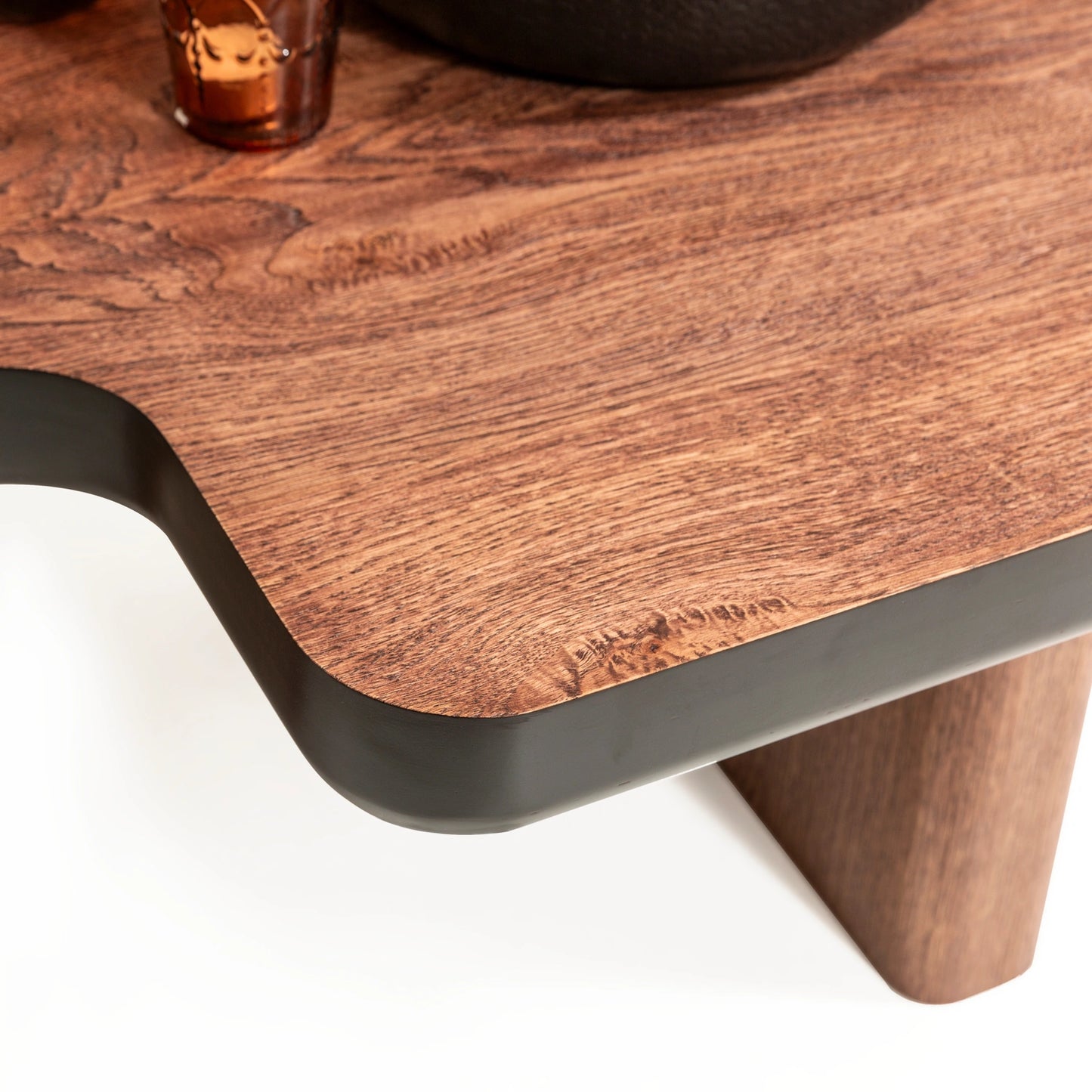 Neva koleksiyonu - Kahverengi meşe tabla ve ayaklı yuvarlak raflı orta sehpa