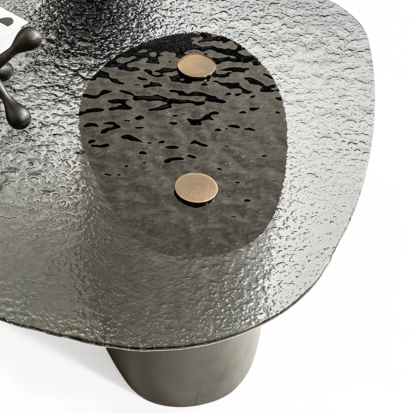 Vista koleksiyonu - Siyah füzyon cam tabla ve siyah meşe kaplama ayaklı yuvarlatılmış üçgen orta sehpa