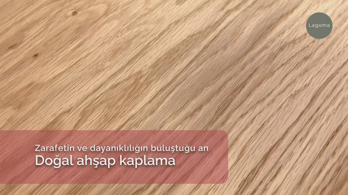 Doğal ahşap kaplama sürecinde sehpanın eğimli ve düz kenarlarına özenle kaplama uygulanıyor, her kenarda el işçiliği ve kusursuz bitiş detayları gösteriliyor.