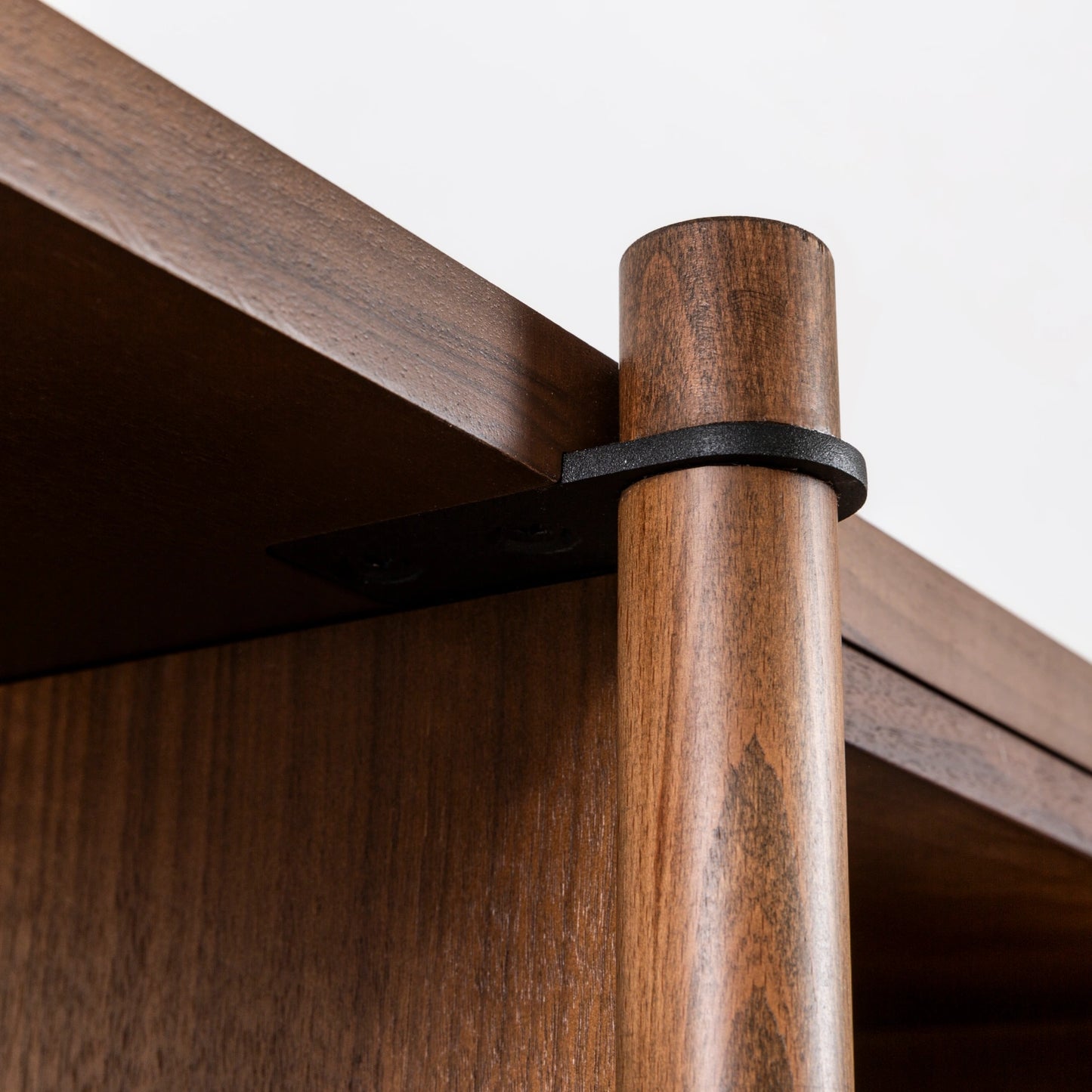 Rattan koleksiyonu - Ceviz raflı, ceviz masif ayaklı modüler kitaplık tüm varyantlar - rattan kapaklı blok yakın çekim