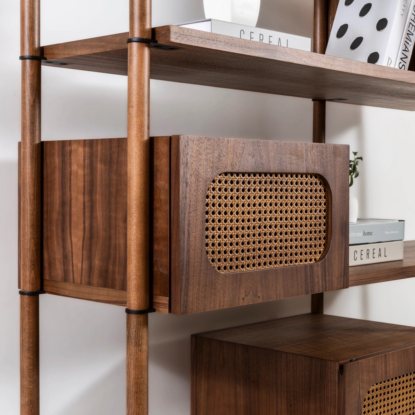 Rattan koleksiyonu - Ceviz raflı, ceviz masif ayaklı modüler kitaplık tüm varyantlar - rattan kapaklı blok yakın çekim